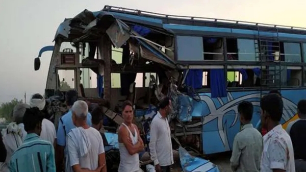 2 killed 20 injured Omni bus collides with a truck in Ulundurpet high way 2 killed 20 injured Omni bus collides with a truck in Ulundurpet high way