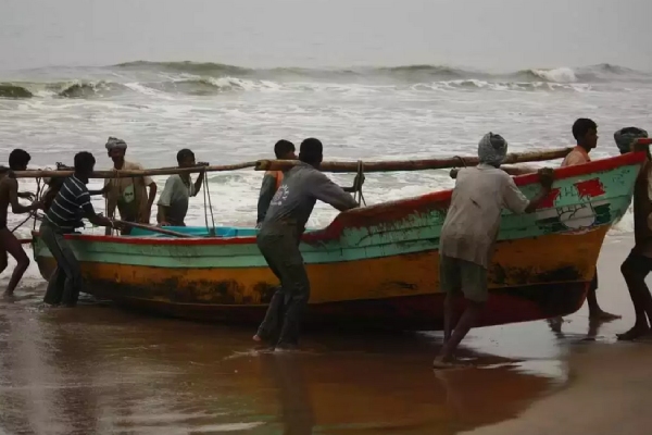 Warning to fishermen not to go to the sea as cyclone winds are blowing in the Bay of Bengal 