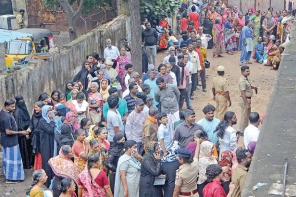 Chennai flood relief fund rs6000 for Ration Card Holders and Token distribution in Chennai 2nd day Morning Chennai flood relief fund rs6000 for Ration Card Holders and Token distribution in Chennai 2nd day Morning