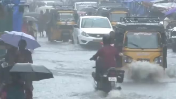 Heavy rain in Tirunelveli, Tuticorin stops buses and trains