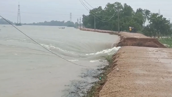Korappallam pond Broken Flood water overflowing towards Thoothukudi Korappallam pond Broken Flood water overflowing towards Thoothukudi