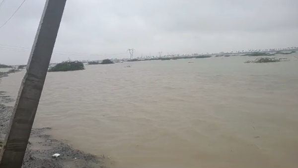 Korappallam pond Broken Flood water overflowing towards Thoothukudi Korappallam pond Broken Flood water overflowing towards Thoothukudi