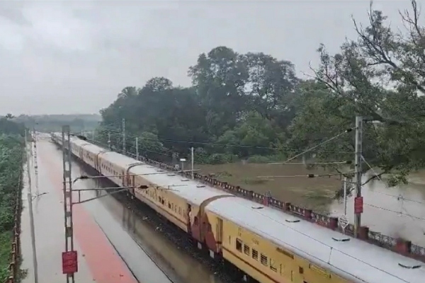 Helicopter taken off to rescue 500 passengers stranded at Srivaikundam railway station 