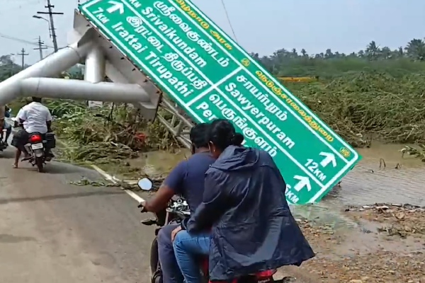 Kanimozhi Karunanidhi rides in bike to flood affected area 