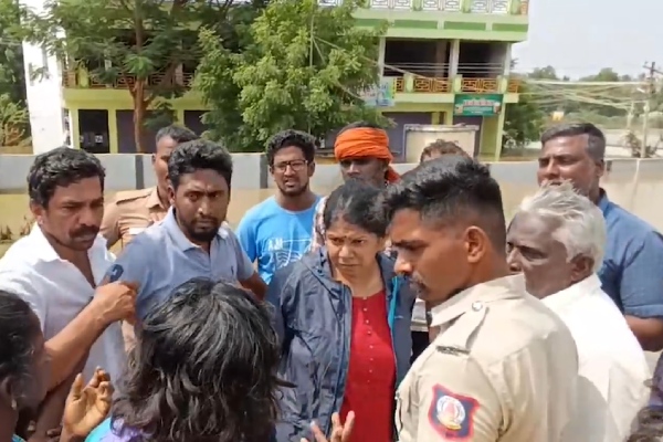 Kanimozhi Karunanidhi rides in bike to flood affected area 