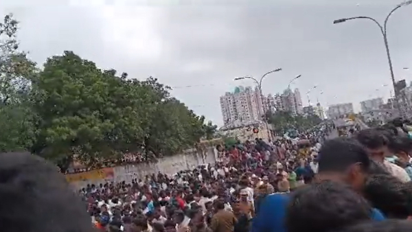 Heavy crowd gathered near Vijayakanths party office 