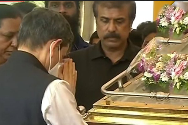Governor RN ravi last restpect to actor Vijayakanth and touches his feet 