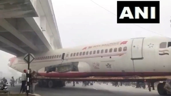  Airplane stuck beneath bridge in Bihar Motihari causing a traffic jam on the roads