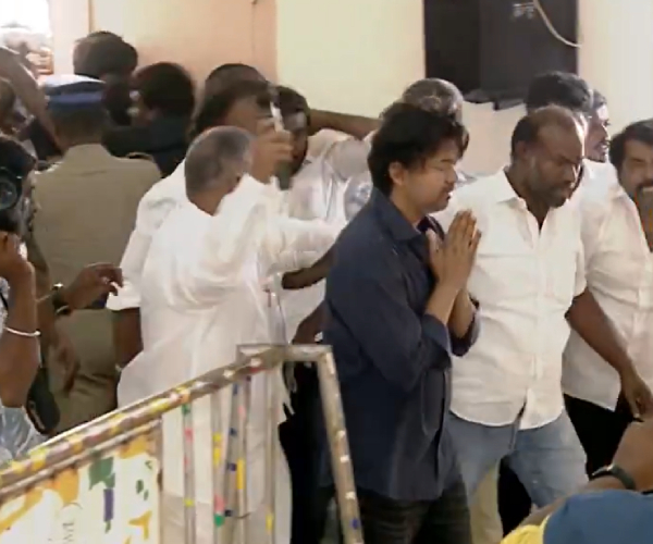  Actor Vijay advise bussy Anand not to tension during flood relief aid function at Nellai