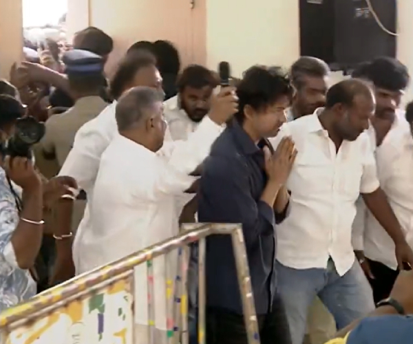  Actor Vijay advise bussy Anand not to tension during flood relief aid function at Nellai