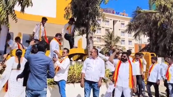 Kannada Raksha Vedhike holds protest demanding nameplates in Kannada 