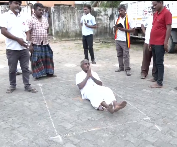 DMDK activist shed tears where Vijayakanth is going to do last rites 