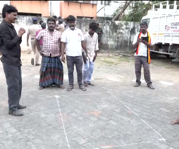 DMDK activist shed tears where Vijayakanth is going to do last rites 