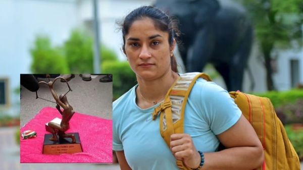  Vinesh Phogat leaves her awards on Kartavya Path pavement in New Delhi 