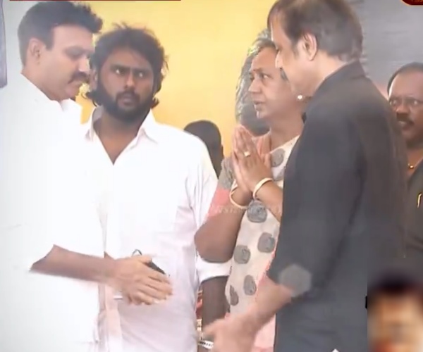  Sri Lankan governor Senthil Thondaiman paid his last respect to Vijayakanth in personal 