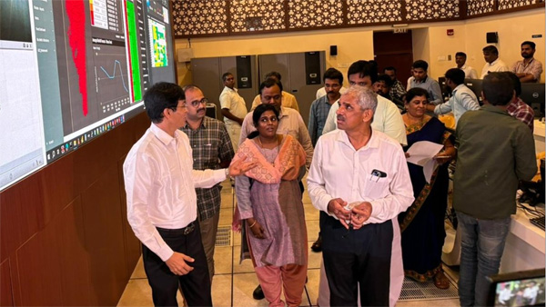 chief-secretary-shivdas-meena-hold-discussion-in-midnight-regarding-chennai-flood-relief-work