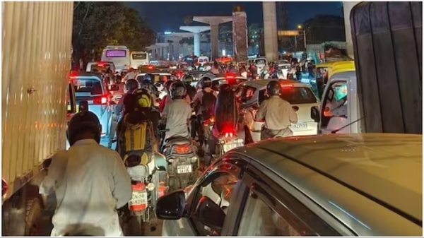  On Christmas eve, Bangalore has very Heavy traffic and vehicles stuck for 3 hours