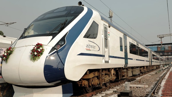 What is the exact route, timings and stoppages of Vande Bharat Express train between Coimbatore and Bengaluru? 
