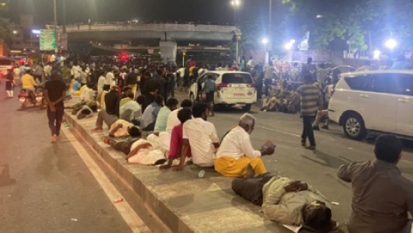 vijayakant-fans-who-sleep-on-the-pavements-on-road-at-koyambedu-in-chennai
