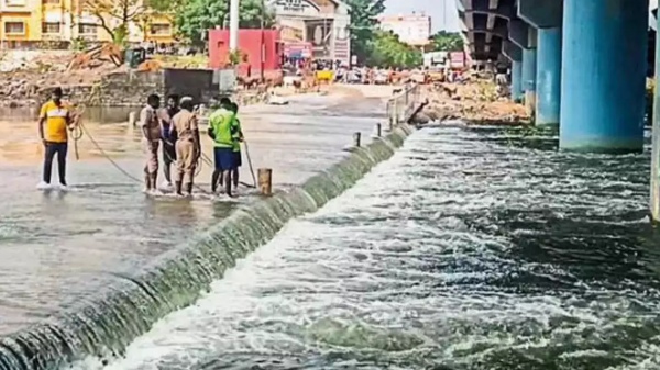 A 19-year-old youth was swept away in the Buckingham Canal in Madhavaram area of Chennai A 19-year-old youth was swept away in the Buckingham Canal in Madhavaram area of Chennai