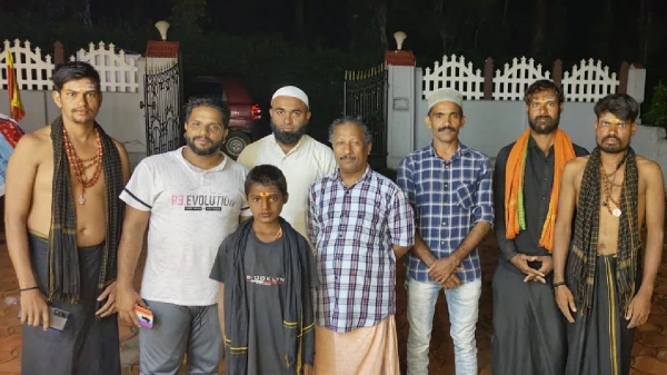 In Karnataka Muslims helps to Sabarimala Devotees who shelter to Mosque In Karnataka Muslims helps to Sabarimala Devotees who shelter to Mosque
