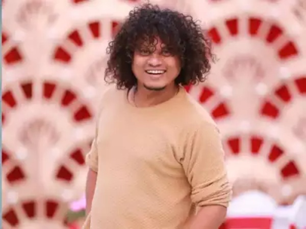 bigg boss Kamal Haasan on the stage and is being teased by kuraishi and pugazh 