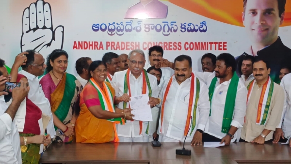  Andhra Elections: Congress begins receiving applications with Donations 