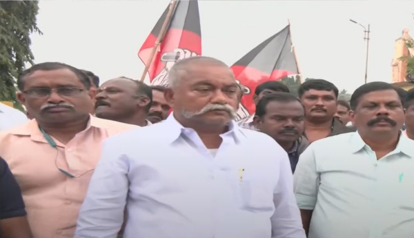 ADMK workers union accuse that Tempo drivers run Goverment bus due to strike 