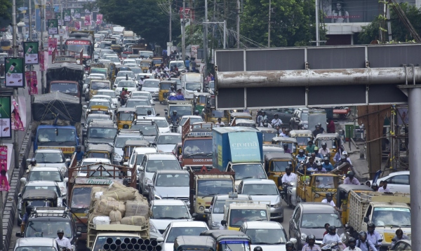 Heavy traffic in the entrance of Chennai as Pongal Special bus and people are returning Heavy traffic in the entrance of Chennai as Pongal Special bus and people are returning