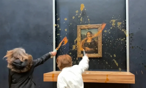  Shocking France Protesters throw soup at da Vinci Mona Lisa painting