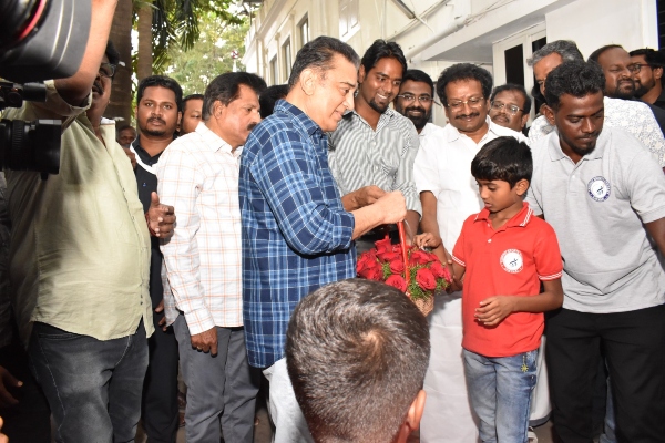 இதே அளவுக்கு தானும் உயர்ந்துவிட முடியும் என சினிமா டூ அரசியல் வாழ்க்கைக்கு வந்தார் கமல்ஹாசன். மக்கள் நீதி மய்யம் என்ற அவரது கட்சியின் பெயரே கழகங்கள் இல்லாத புதுவிதமாக இருந்தது. கூடவே அது குழப்பத்தையும் தந்தது. 