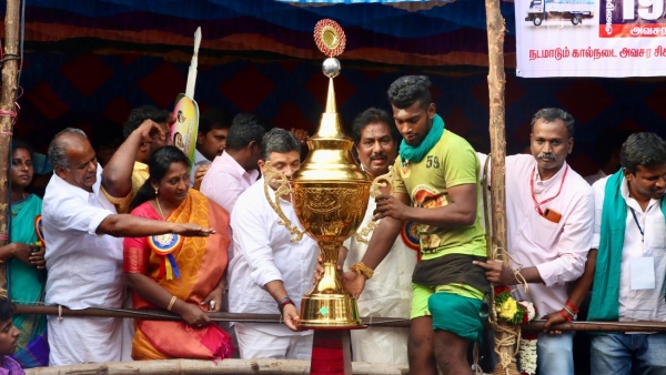 Avaniyapuram jallikattu player karthik has overcome poverty with talent