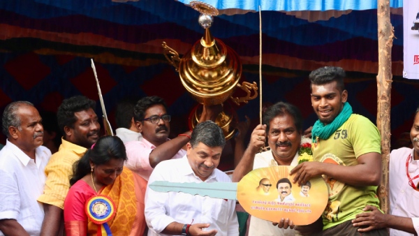 Avaniyapuram jallikattu player karthik has overcome poverty with talent