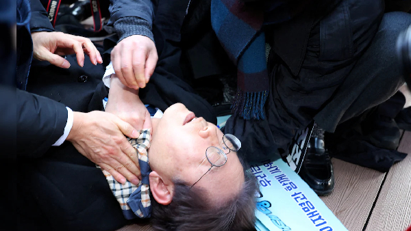 South Koreas opposition leader Lee Jae-myung stabbed in neck 