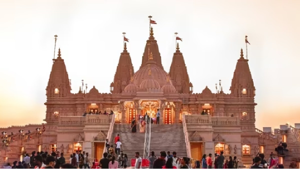 On the 2nd day after the Pran Pratishtha devotees gather in huge numbers at Ayodhya Ram temple 