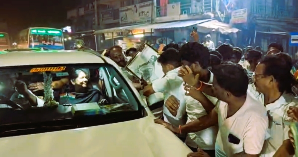 Kanimozhi, who traveled from Tuticorin to Salem by road , was welcomed by the party members 