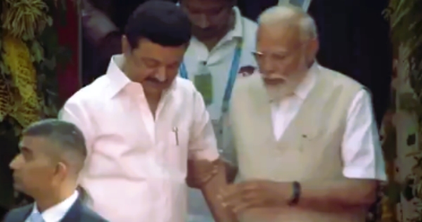 When PM Modi helped Chief Minister MK Stalin who stumbled at the opening ceremony of the Khelo India Youth Games When PM Modi helped Chief Minister MK Stalin who stumbled at the opening ceremony of the Khelo India Youth Games