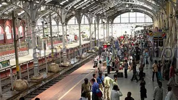 Train Engine derailed in Chennai Egmore 