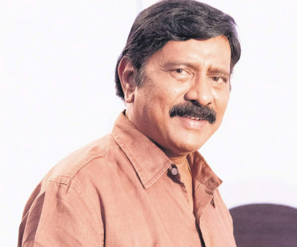 Director R.V.Udhayakumar explains Vijayakanth in Chinna Gounder 