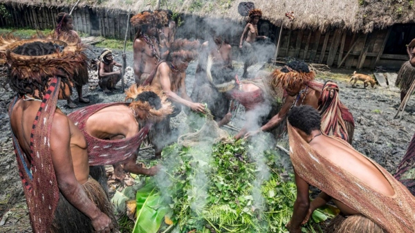 Indonesia Dani tribes women chopped off their hand finger when family members died Indonesia Dani tribes women chopped off their hand finger when family members died