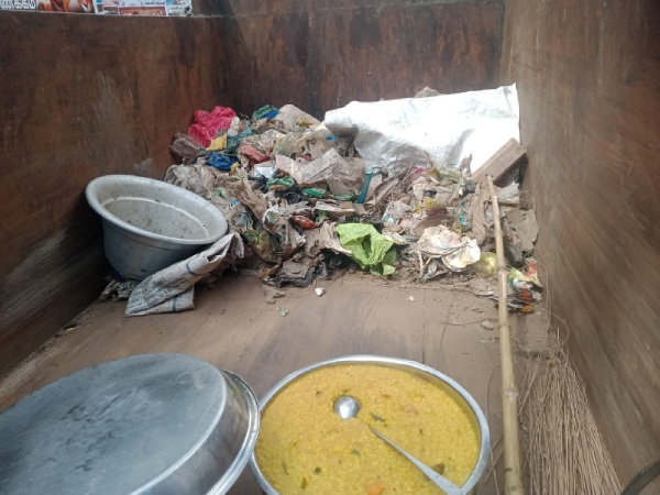 Controversy because food was brought in a garbage truck to the sanitation workers who were engaged in sanitation work in Trichy Controversy because food was brought in a garbage truck to the sanitation workers who were engaged in sanitation work in Trichy