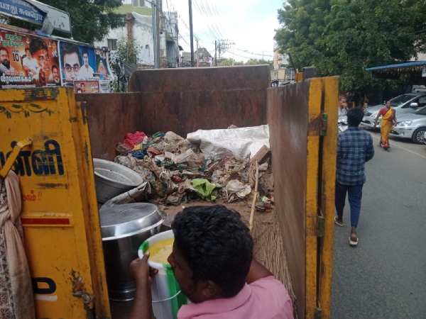 Controversy because food was brought in a garbage truck to the sanitation workers who were engaged in sanitation work in Trichy Controversy because food was brought in a garbage truck to the sanitation workers who were engaged in sanitation work in Trichy