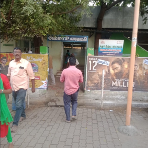 Controversy because food was brought in a garbage truck to the sanitation workers who were engaged in sanitation work in Trichy Controversy because food was brought in a garbage truck to the sanitation workers who were engaged in sanitation work in Trichy