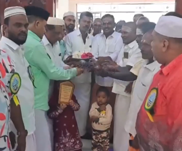  Sivagangai Hindus greet the opening ceremony of the mosque and gave gifts to Muslims