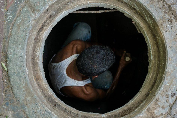A person was killed by poison gas while trying to clean a waste water tank in Avadi A person was killed by poison gas while trying to clean a waste water tank in Avadi