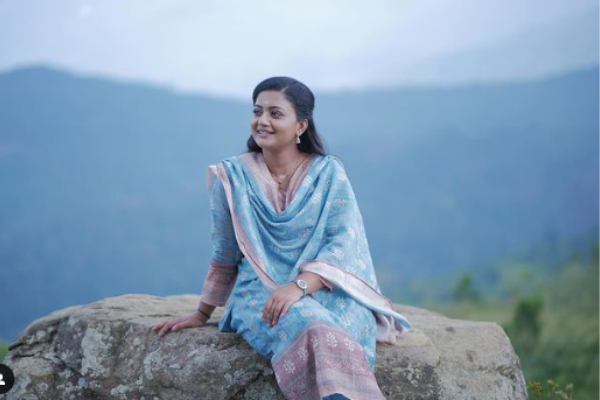 siragadikka aasai serial meena Actress Gomathi Priya Biography