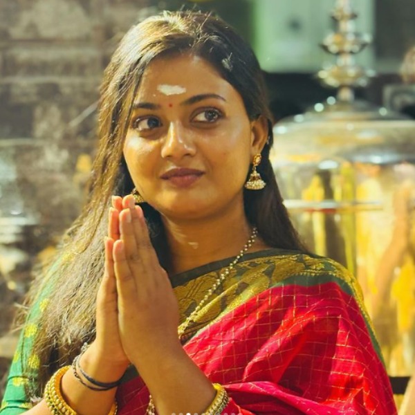 siragadikka aasai serial meena Actress Gomathi Priya Biography