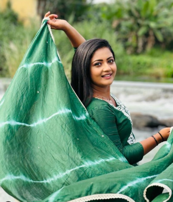 siragadikka aasai serial meena Actress Gomathi Priya Biography