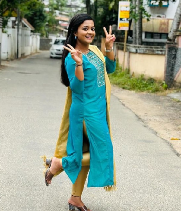 siragadikka aasai serial meena Actress Gomathi Priya Biography