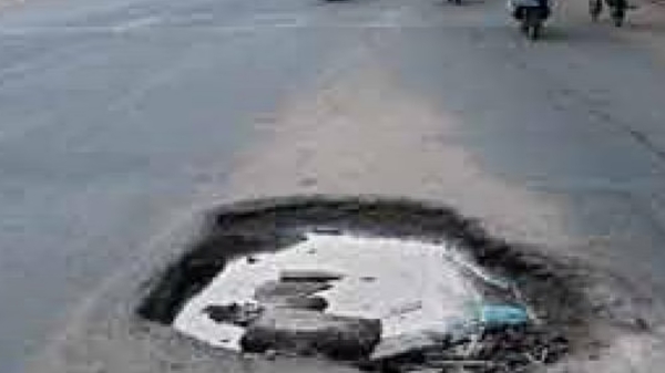  20 feet deep pothole suddenly appeared on the road near Ambattur, Chennai